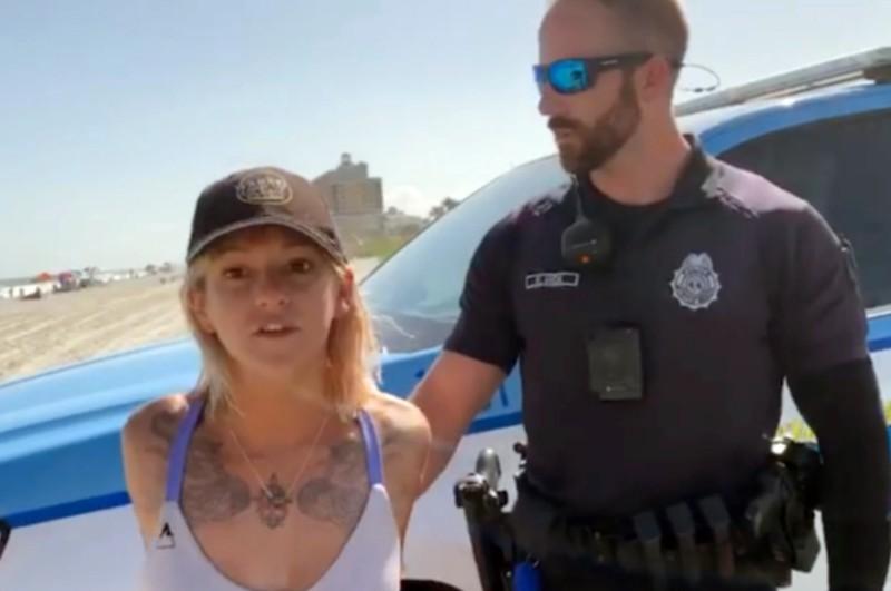 Una mujer fue arrestada en una playa de Estados Unidos por usar una bikini reveladora