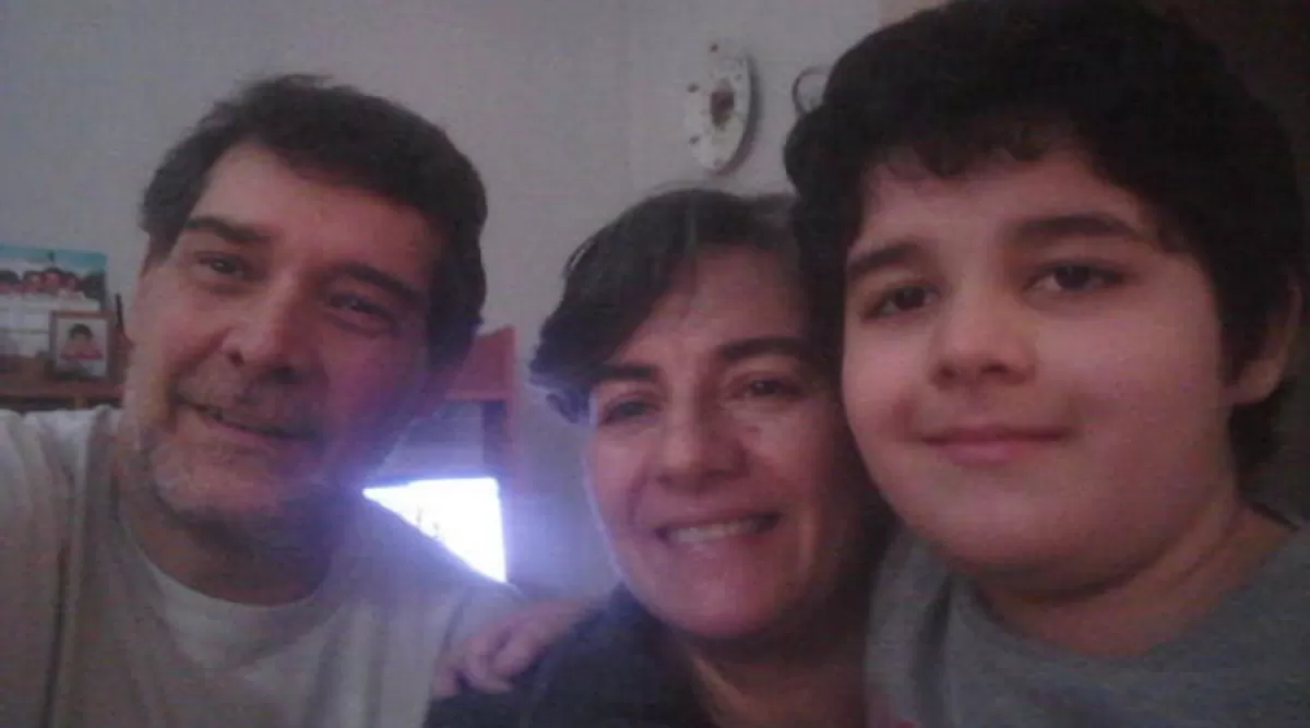 EN FAMILIA. Junto a su esposa, Graciela, y el pequeño Rodrigo, de nueve años. 