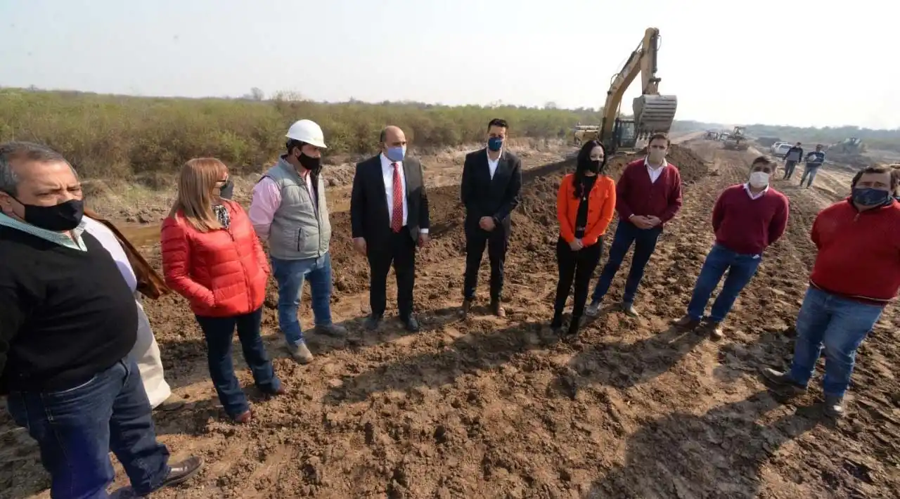 RECORRIDO. Manzur, junto a su equipo y a funcionarios locales. Foto: Comunicación Pública
