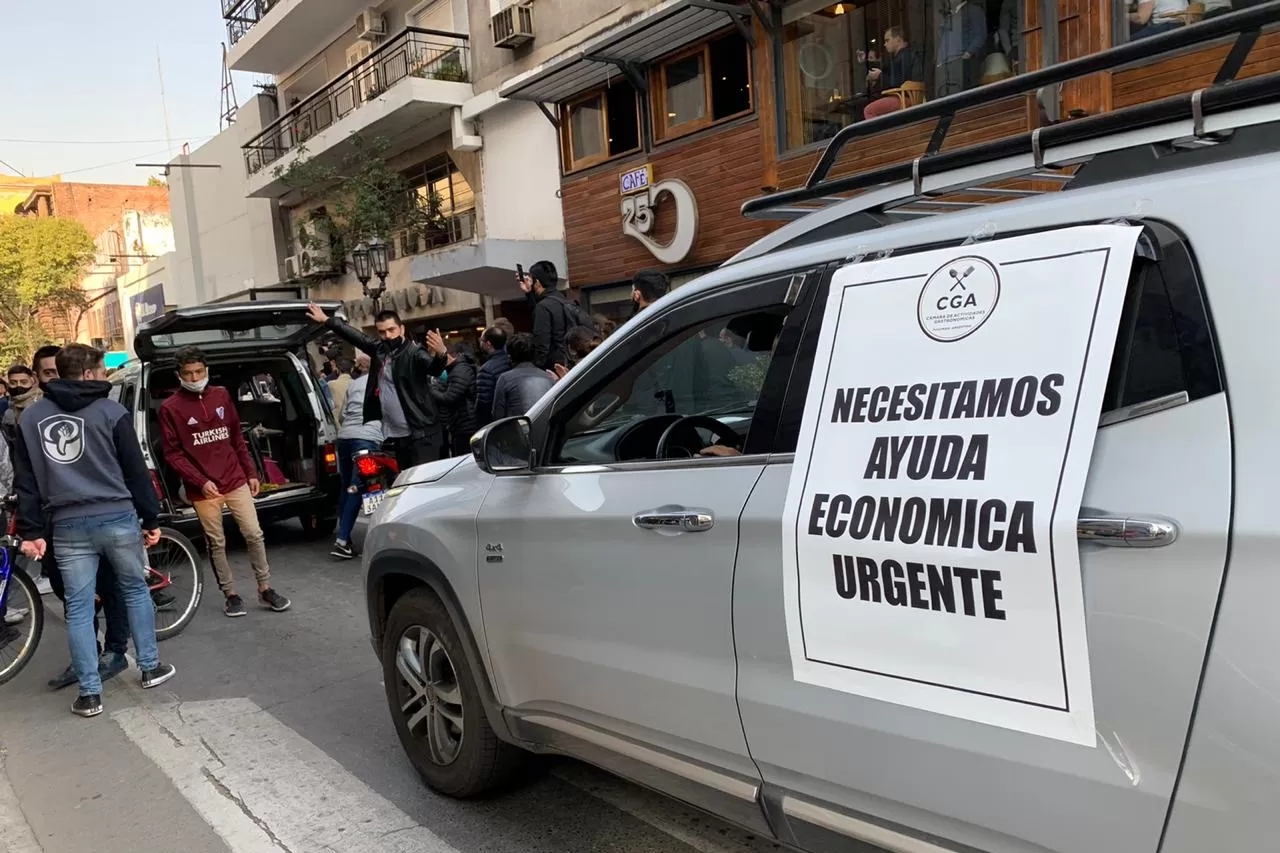 POR 25 DE MAYO. Gastronómicos protestaron ayer con una caravana. Foto: LA GACETA / Eduardo Ruiz