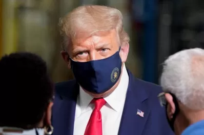 Al final, Trump se puso barbijo