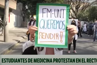 Alumnos de la Facultad de Medicina protestaron frente al Rectorado de la UNT