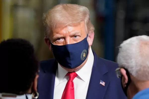Al final, Trump se puso barbijo