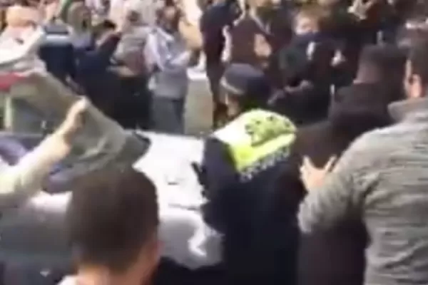Denuncian a dueños de bares por incidentes durante una caravana en el centro