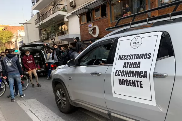 El sector gastronómico protesta en caravana por las restricciones contra el coronavirus