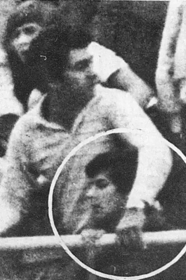 OTRO MOMENTO. Francisco Pérez se sostiene de un paravalancha después de ser herido.