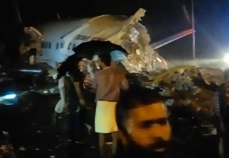 Un avión se salió de la pista y se partió en dos al aterrizar en el sur de la India