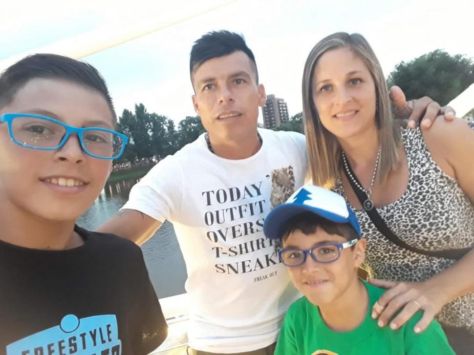 EN FAMILIA. Saavedra junto a su esposa Patricia y sus hijos Benjamín y Thiago. Los cuatro pasaron juntos la cuarentena.  