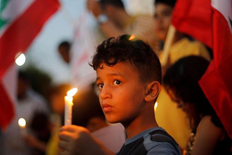 EN GAZA. Niños palestinos rindieron homenaje a las víctimas de Beirut.  