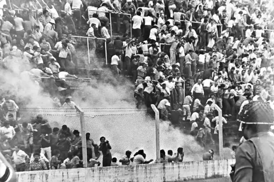 DESESPERACIÓN. Los simpatizantes dejan un hueco en la tribuna Laprida para escapar de los gases lacrimógenos.