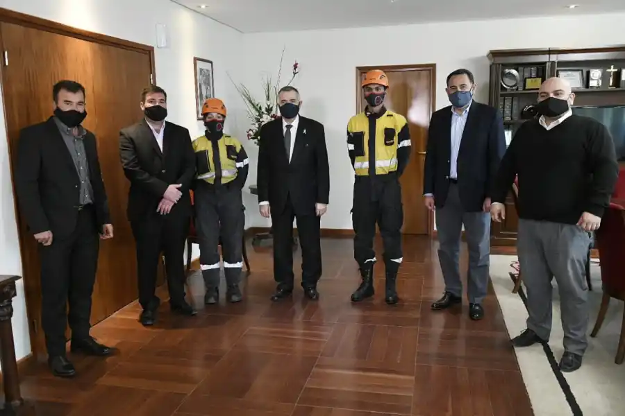 APORTE. Jaldo y Amado, tras anunciar la compra de la autobomba para los bomberos voluntarios de Monteros. Foto: Prensa HLT