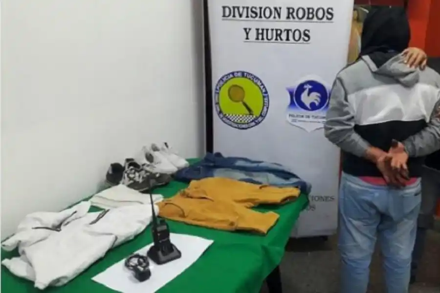 DETENIDO. El sospechoso, junto a los secuestros. Foto: Ministerio de Seguridad.