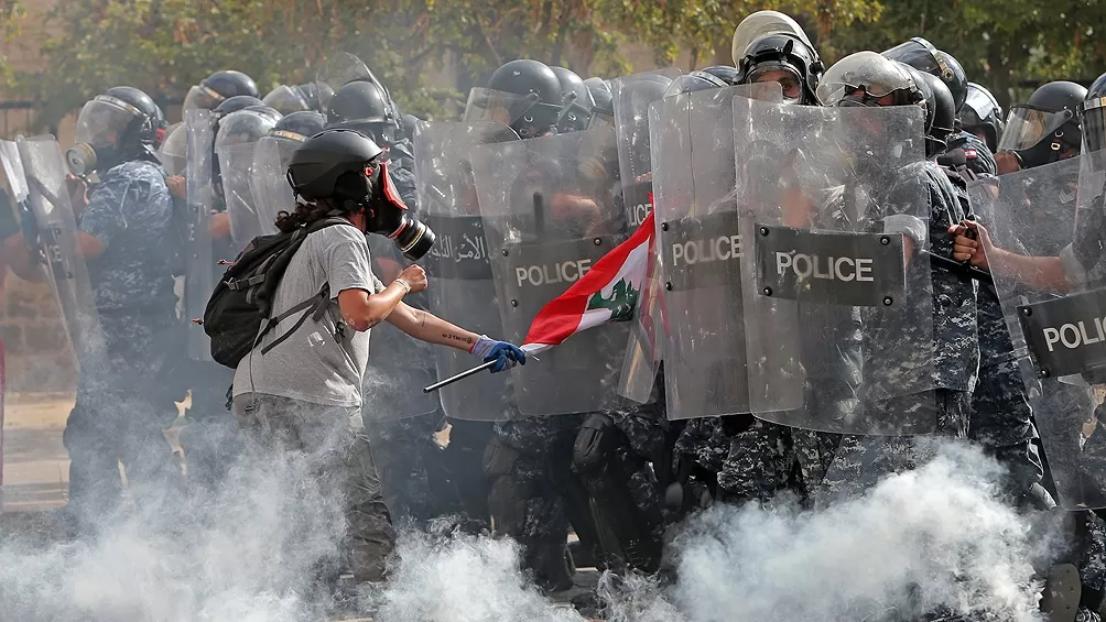 PROTESTA. Un manifestante enfrenta a la policía de Beirut, en El Líbano. Foto: Télam