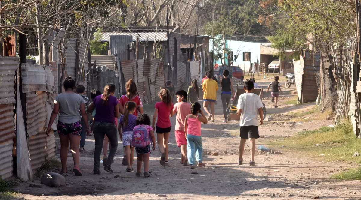 EN LOS BARRIOS. En Las Piedritas, muchas de las casas no cuentan con las comodidades para quedarse en casa y prevenir el contagio de la covid-19.