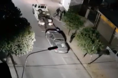 Video: municipales rompieron una camioneta de alta gama cuando intentaban llevarla al corralón
