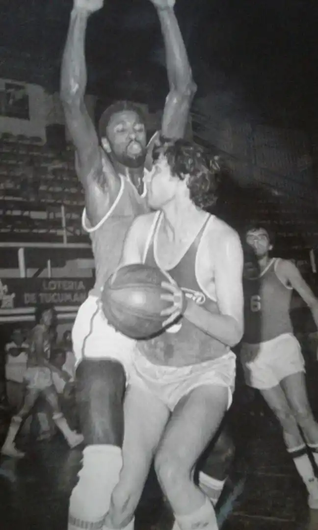 BUSCANDO EL ESPACIO. Landette frente a la férrea marca de Joel Thompson.  