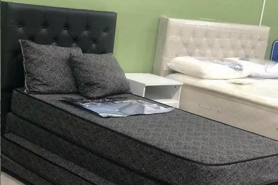  PARA JARDÍN. Además de colchones, almohadas y ropa de cama, en Yubrin también están trabajando con muebles de jardín, como sillas y mesas de madera para quinchos, y parasoles. Yubrin atiende en su casa central de Av. Mitre y Corrientes, o en sus siete sucursales.