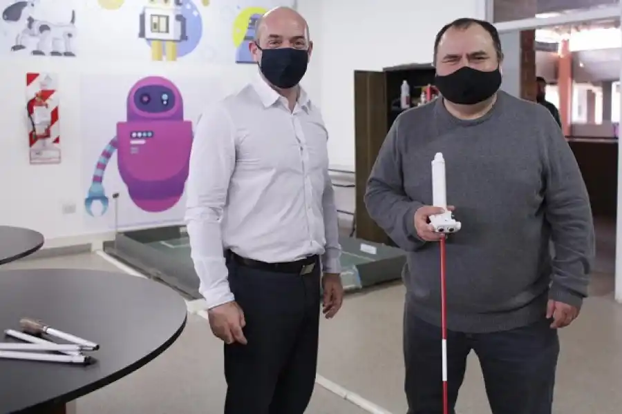 EN LA ESCUELA BRAILE. El ministro Lichtmajer participó de la presentación del dispositivo en la escuela Braile. Foto Comunicación Pública