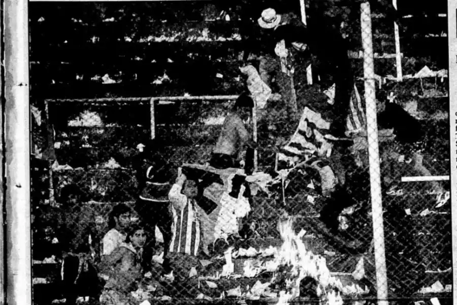 POLÉMICO ANTECEDENTE. Barras de San Martín queman una bandera de 