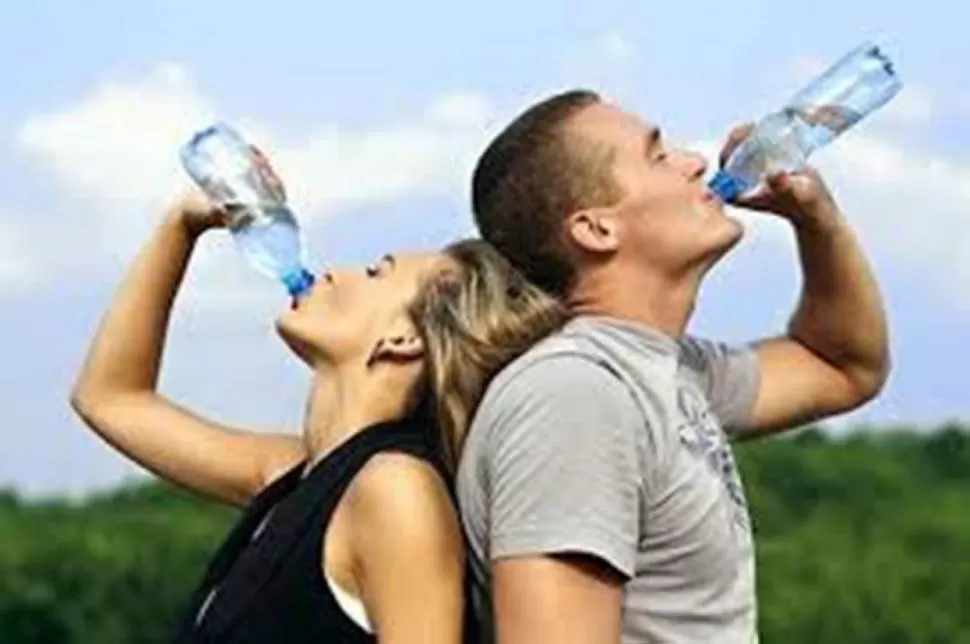 PROTEGERSE. Tomar agua y hacer actividad física son claves para el riñón. 