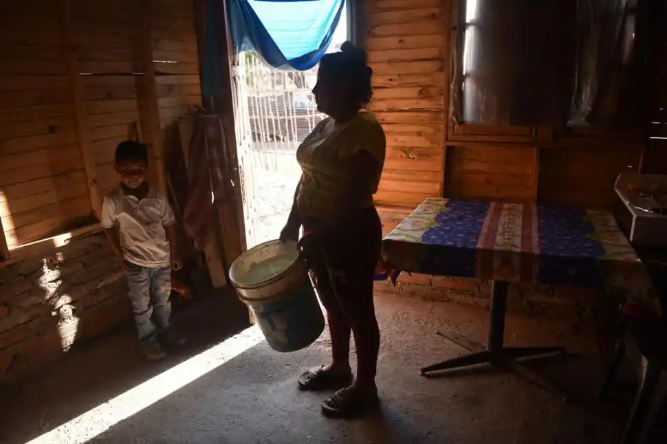SIN AGUA NI BAÑO. Abeldaño muestra su trajín para juntar agua en casa. 