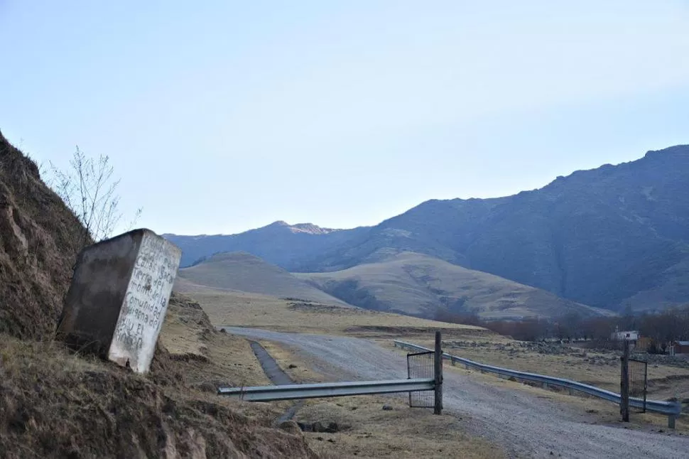 EL COMIENZO. El palenque marca el punto donde comienza el tramo vallisto de la ruta 325, en el abra El Rincón. 