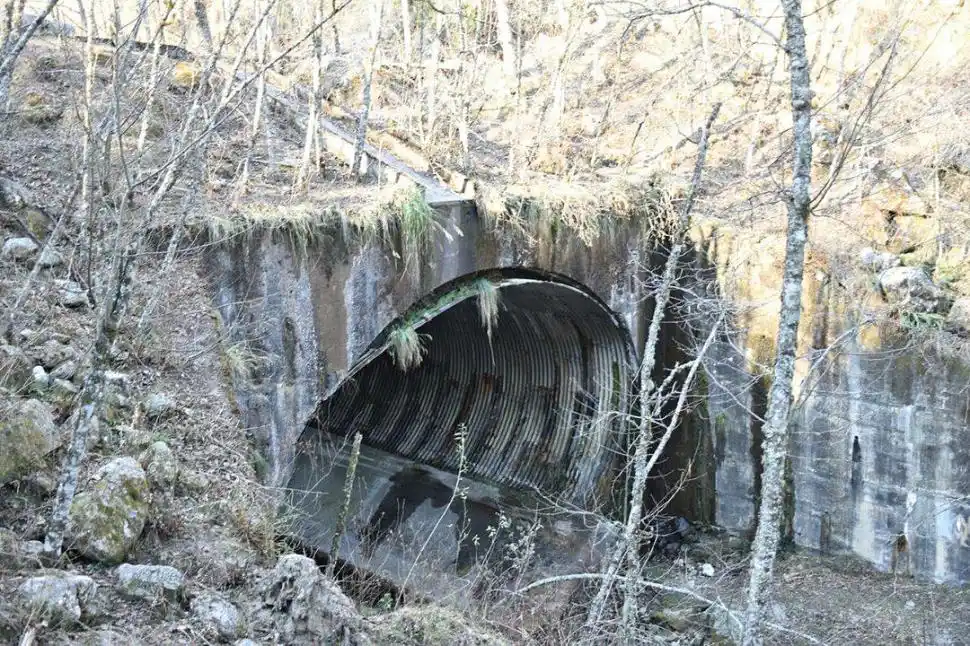 BAJO LA RUTA. El revestimiento del arco se desprende.
