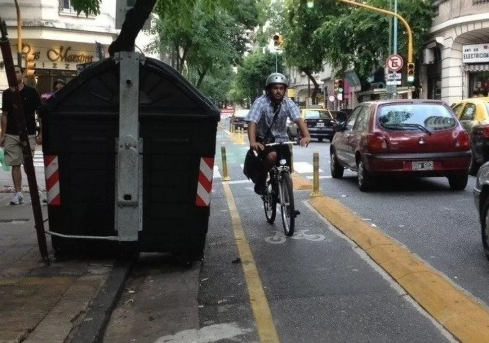 BUENOS AIRES I. Calle con ciclovía del ancho similar a nuestras Corrientes o Marcos Paz, por ejemplo. 