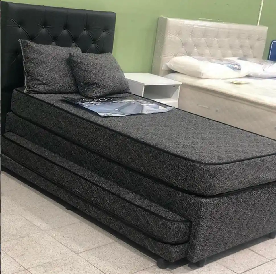  PARA JARDÍN. Además de colchones, almohadas y ropa de cama, en Yubrin también están trabajando con muebles de jardín, como sillas y mesas de madera para quinchos, y parasoles. Yubrin atiende en su casa central de Av. Mitre y Corrientes, o en sus siete sucursales.