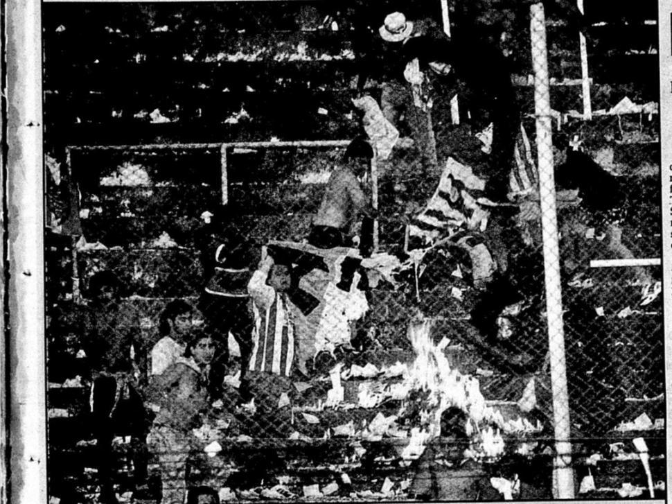 POLÉMICO ANTECEDENTE. Barras de San Martín queman una bandera de 