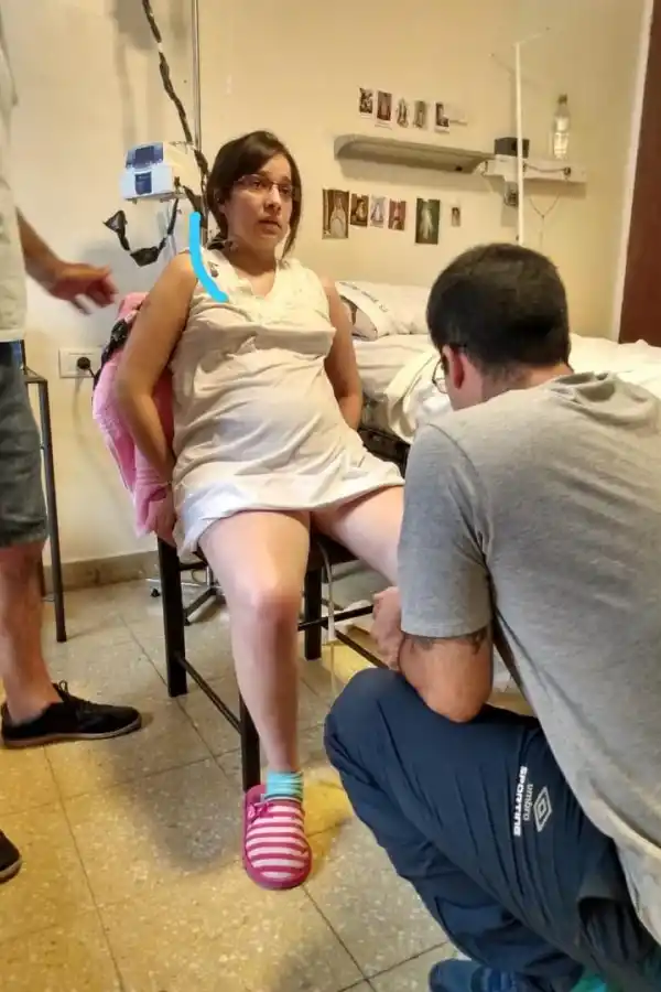  La joven intenta recuperar la movilidad de la pierna izquierda. 