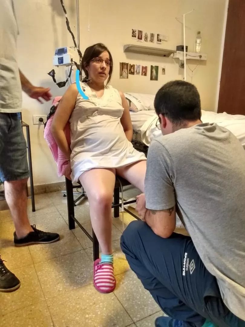 ILUSIONES FRUSTRADAS. Florencia Acosta dio a luz a su hija Juliana Milagros, pero la bebé no pudo superar una infección contraída durante el embarazo. La joven intenta recuperar la movilidad de la pierna izquierda. 