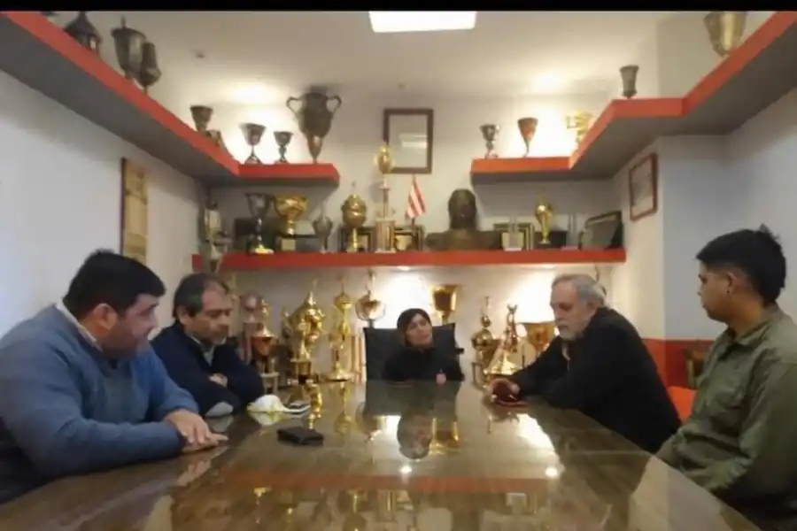 REUNIÓN. Gustavo Paz recibió en el estadio a quienes colaborarían con el plan.