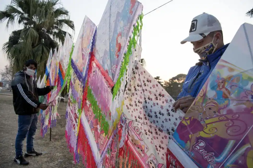 LISTOS PARA LA GENTE. Fabián y Damián Roldán acomodan y revisan los volantines que tienen a la venta.