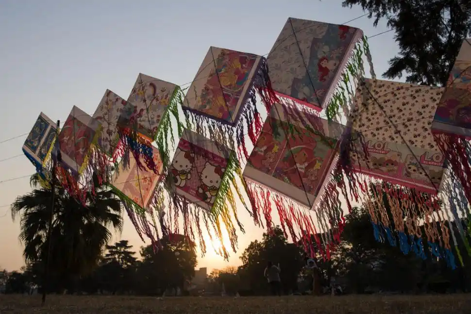 ATARDECER PARA SOÑAR. Con distintos colores y diseños, incluso de personajes famosos, los barriletes están listos para ganar altura.