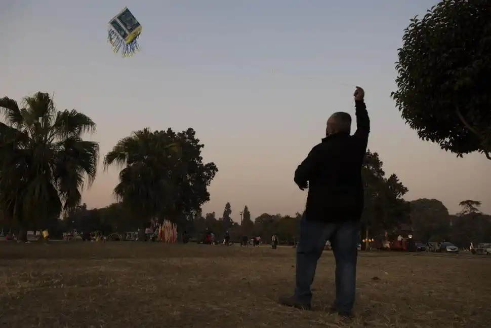 GRAN FANÁTICO.  Adrián Fuelle intenta  ponerse de acuerdo con el viento, para que lo deje remontar su barrilete de Boca Juniors.