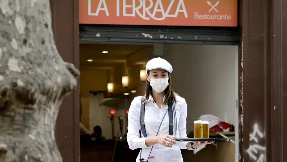 ESPAÑA. Un médico de referencia del Gobierno español habló de aprender a convivir con el virus. Foto de Télam
