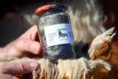 Un circo vende frascos con excremento de animales en Alemania para enfrentar la crisis