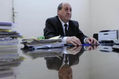 Navarro Dávila firmó dos ascensos para su hija en casi ocho meses