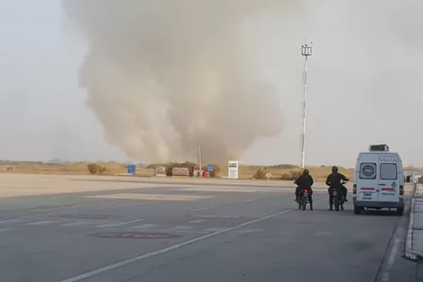 Controlan un incendio en el predio del aeropuerto con un avión hidrante