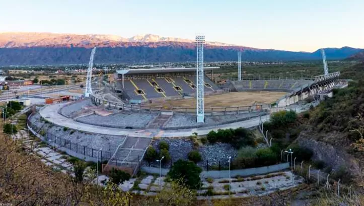 CASI ABANDONADO. El Estadio Bicentenario fue clausurado en junio de 2016, y desde entonces permanecía a la espera de la reparación.