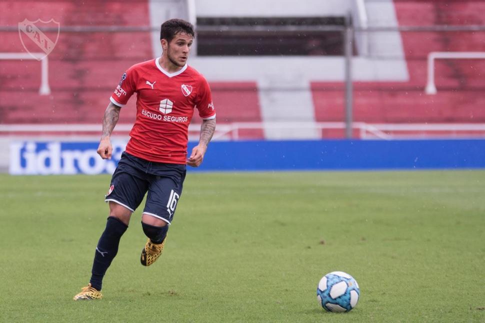 OTRA BAJA PARA EL “ROJO”. Fabricio Bustos fue aislado al dar positivo su test.  