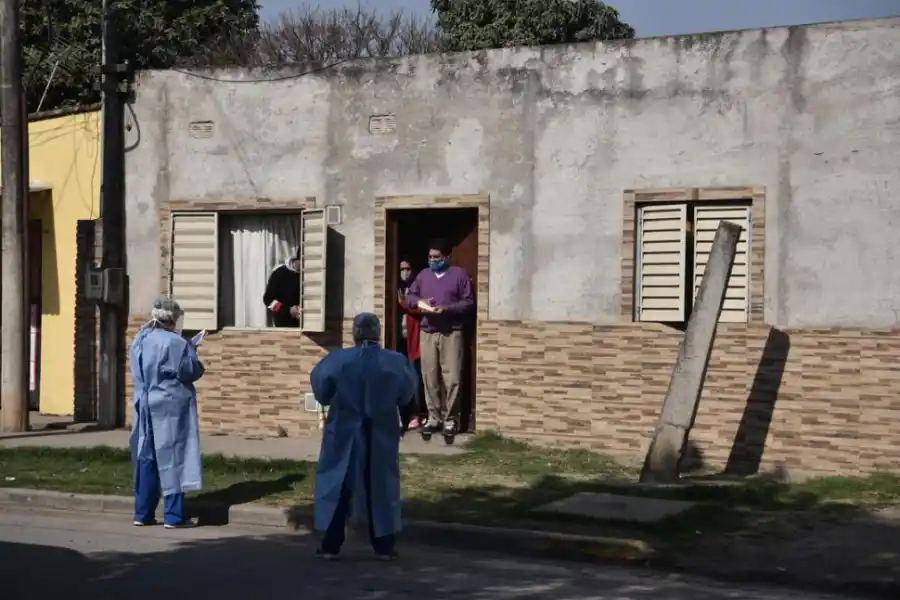 CASA POR CASA. En busca de personas que puedan tener síntomas.