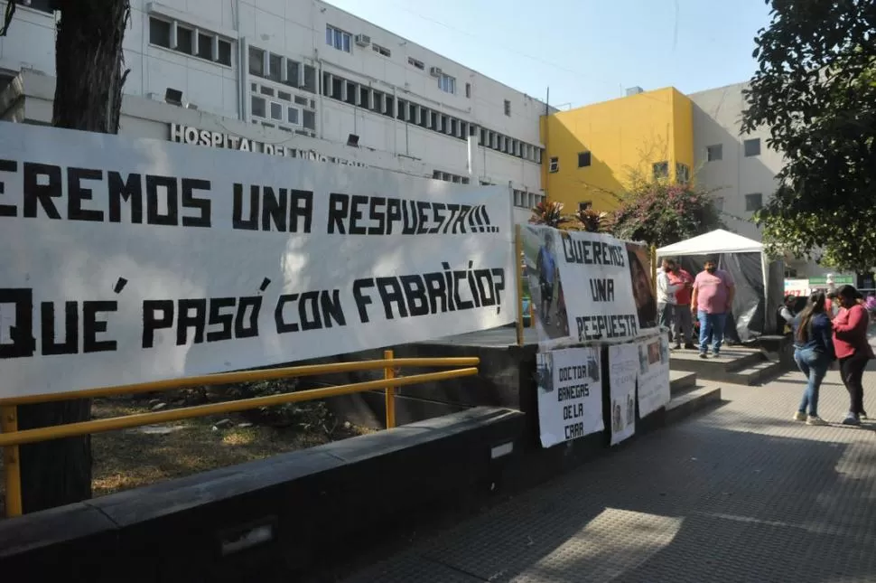 RECLAMOS. Desde hace 40 días, la familia de Fabricio Cabrera acampa frente al Hospital de Niños con carteles y fotos para exigir una explicación. la gaceta / fotos de antonio ferroni