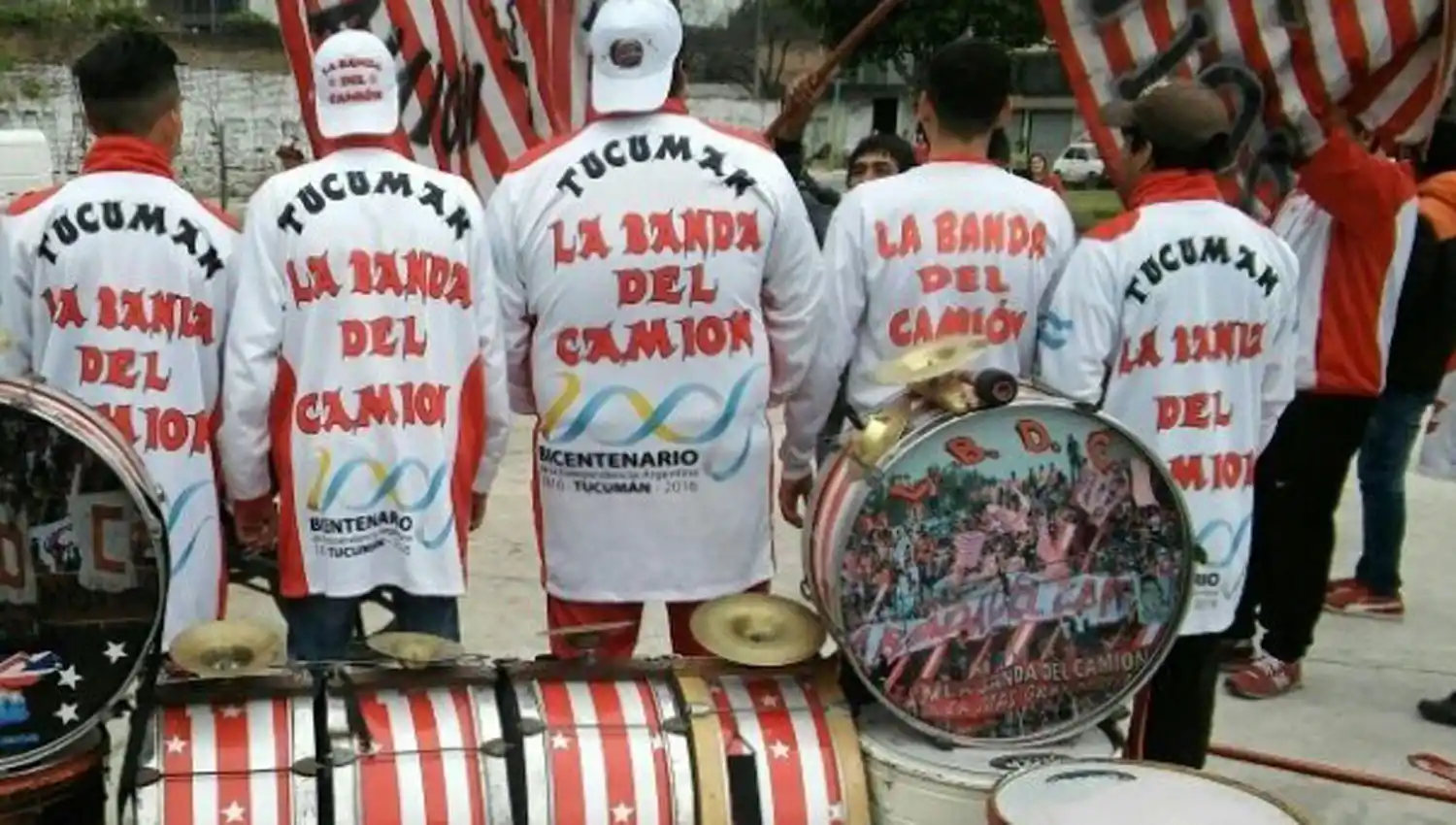 POLÉMICO PATROCINIO. Los miembros de “La Banda del Camión” muestran camperones que tienen el logo oficial que utilizó la provincia para celebrar el Bicentenario de la Declaración de la Independencia.