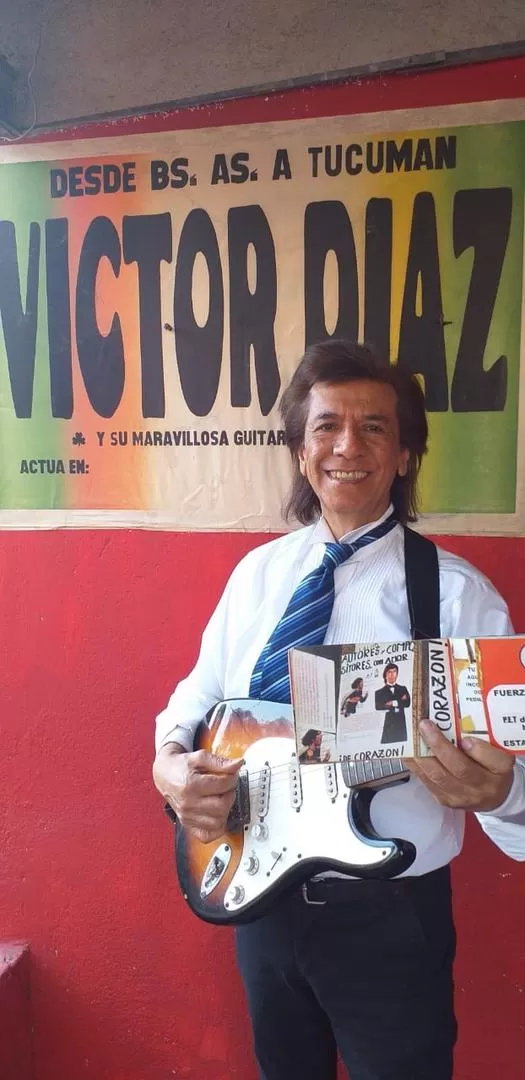 ORGULLOSO. Díaz posa con su amada guitarra y el libro en el que aparece. También guarda recortes. 