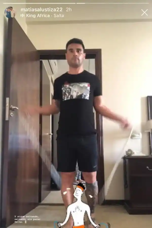 EN ACCIÓN. Matías Alustiza se  entrenó en la habitación del hotel. 