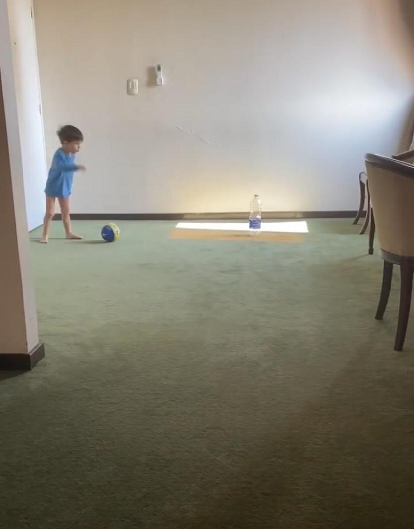 HAY QUE IMPROVISAR. Benicio, hijo de “Pichi” Erbes, juega con la pelota en la habitación donde están alojados.  