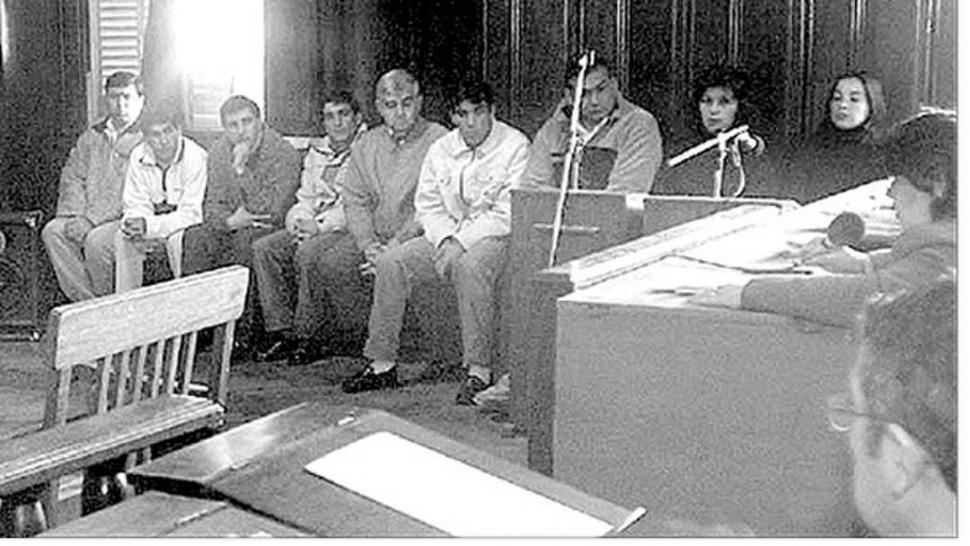 TODOS LOS ACUSADOS. Los nueve imputados en la primera audiencia del juicio que se inició en junio de 2004.