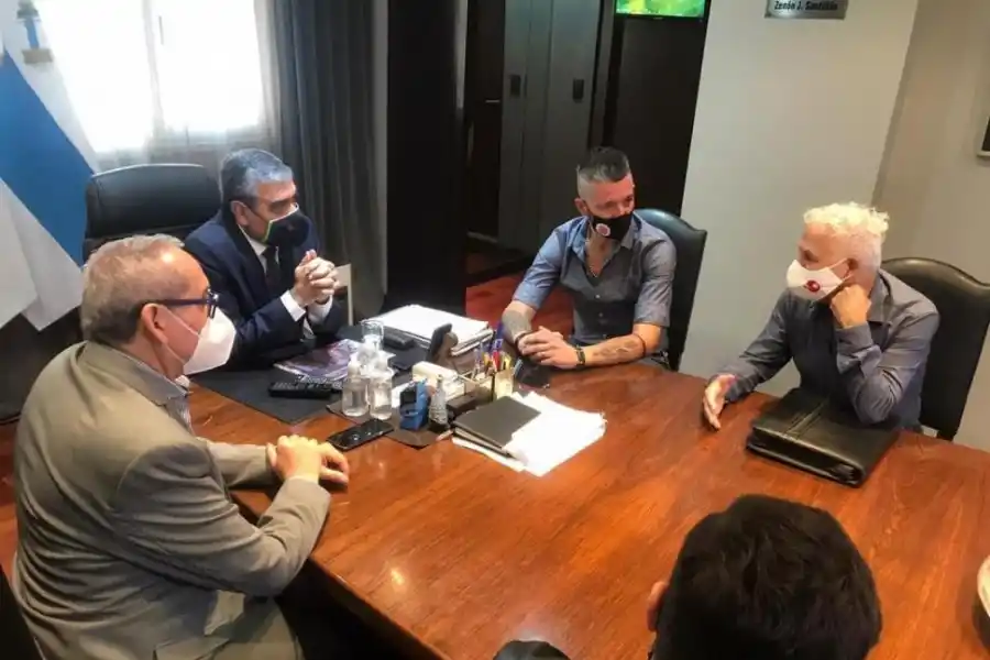 REUNIÓN FRUCTÍFERA. Alfaro recibió a los representantes “santos” y se mostró interesado en el proyecto que le presentaron.  prensa casm